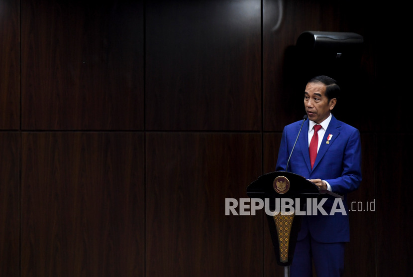 Presiden Joko Widodo menyampaikan sambutan saat sidang pleno penyampaian laporan tahun 2019 MK di Gedung MK, Jakarta, Selasa (28/1/2020).