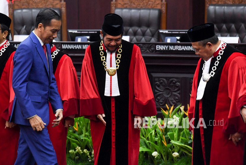 Presiden Joko Widodo (kiri) bersiap mengikuti foto bersama dengan Ketua Mahkamah Konstitusi (MK) Anwar Usman (kedua kiri) 