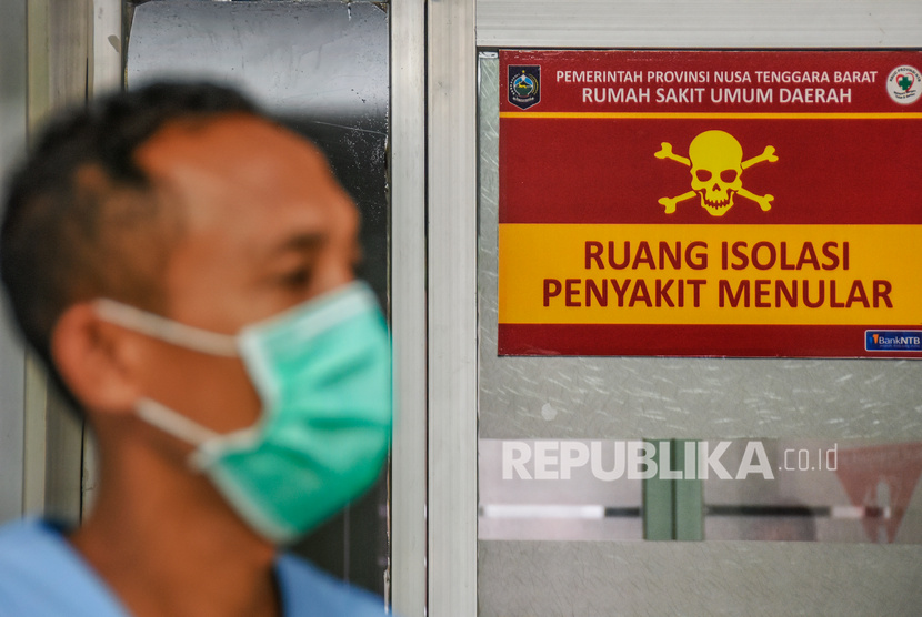 Petugas medis berada di pintu masuk ruang isolasi penyakit menular tempat dirawatnya wisatawan berkewarganegaraan China yang diduga terjangkit Virus Corona di RSUD Provinsi NTB di Mataram, Selasa (28/1/2020).