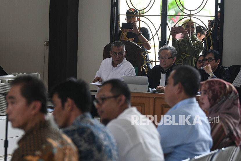 Terdakwa Bupati Muara Enim nonaktif Ahmad Yani (kiri atas) menjalani sidang lanjutan di Pengadilan Tipikor Palembang, Sumatera Selatan.