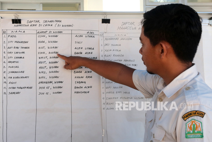 Petugas posko informasi warga Aceh di Wuhan, China mengamati nama-nama mahasiswa dan warga Aceh yang berada di China di Dinas Sosial Provinsi Aceh, Banda Aceh, Selasa (28/1/2020).