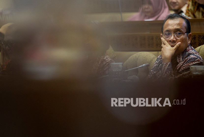 Menteri Sekretaris Negara Pratikno mengikuti rapat kerja dengan Komisi II DPR di Kompleks Parlemen, Senayan, Jakarta, Selasa (28/1/2020)