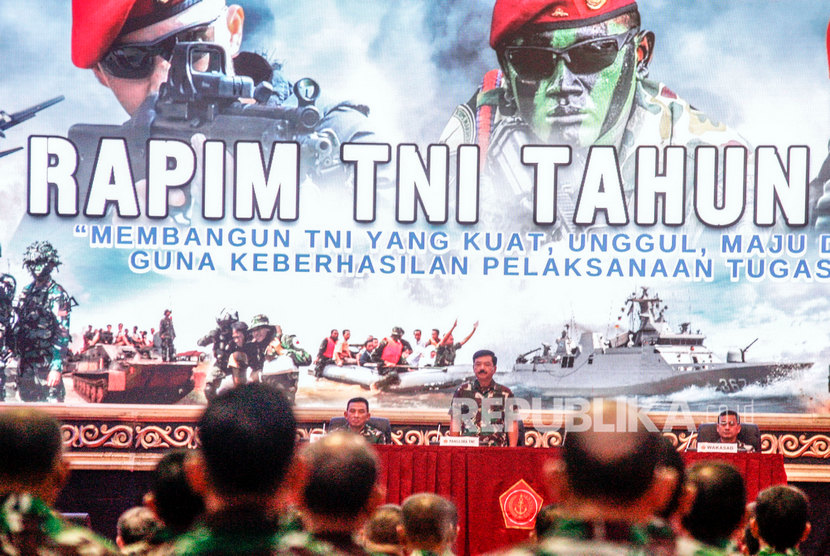 Panglima TNI Marsekal TNI Hadi Tjahjanto (tengah) memimpin Rapat Pimpinan TNI 2020 di Mabes TNI, Cilangkap, Jakarta Timur, Rabu (29/1/2020).