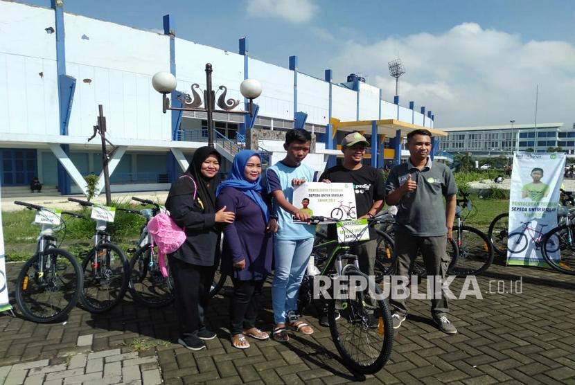 IZI Jabar Salurkan Puluhan Sepeda untuk Siswa Dhuafa. Inisiatif Zakat Indonesia (IZI) Jawa Barat menyalurkan sepeda untuk siswa dhuafa di SPOrT Jabar, Kota Bandung, Ahad (26/1). 