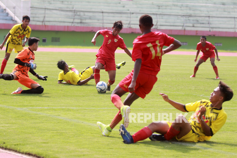 Pesepak bola timnas Indonesia U-16 Wahyu Agung (tengah) mendapat adangan sejumlah pesepak bola Gala Siswa Indonesia (GSI) Sidoarjo pada laga uji coba trofeo di Stadion Gelora Delta Sidoarjo, Jawa Timur, Rabu (29/1).