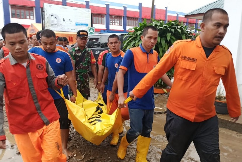 Bencana banjir yang dipicu oleh intensitas hujan tinggi merendam tujuh desa/kelurahan di Kecamatan Barus, Kabupaten Tapanuli Tengah, Sumatra Utara, Rabu (29/1). Korban meninggal tercatat sembilan orang dan tiga lainnya masih hilang.