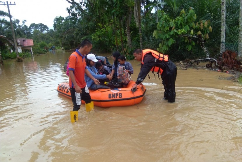 Bencana banjir yang dipicu oleh intensitas hujan tinggi merendam tujuh desa/kelurahan di Kecamatan Barus, Kabupaten Tapanuli Tengah, Sumatra Utara, Rabu (29/1). Pemkab setempat telah menetapkan status tanggap darurat berlaku hingga 5 Februari mendatang.