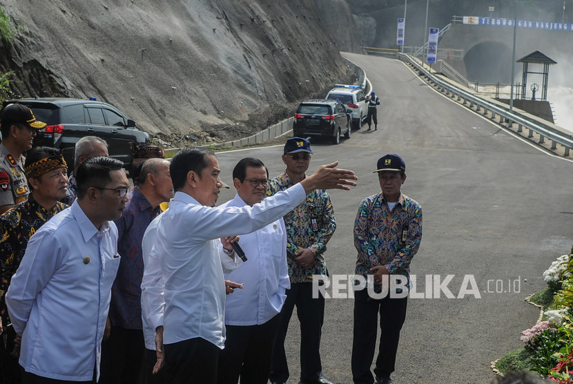 Presiden Joko Widodo memperhatikan papan informasi saat peresmian Terowongan Air Nanjung di Margaasih, Kabupaten Bandung, Jawa Barat, Rabu (29/1/2020).