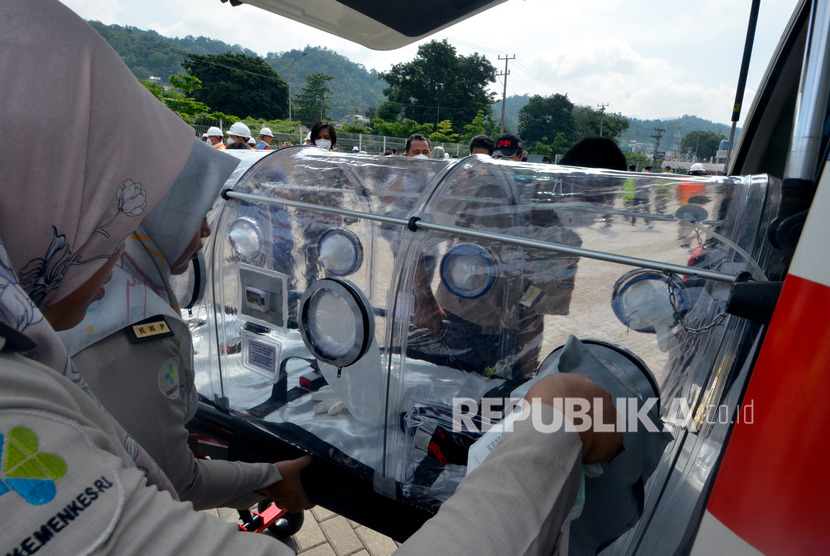 Petugas Kantor Kesehatan Pelabuhan (KKP) mempersiapkan Kapsul evakuasi atau isolation chamber digunakan untuk orang yang diduga mengalami gejala virus corona di pelabuhan IPC Panjang, Bandar Lampung, Lampung, Selasa (29/1/2020). 