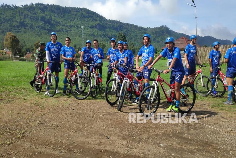 Para pemain persib Bandung mengisi pemusatan latihan dengan cross country cycling di daerah Lembang, Kabupaten Bandung Barat, Rabu (29/1). 