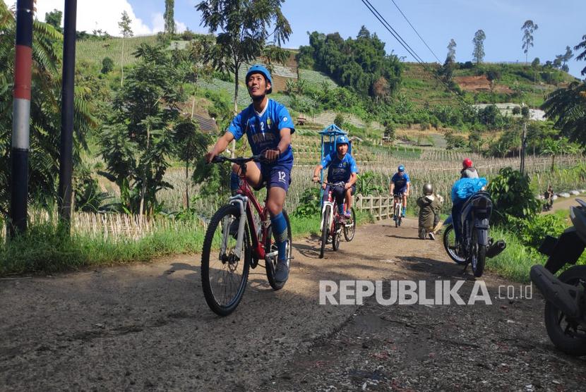 Persib Bandung mengisi pemusatan latihan dengan cross country cycling di daerah Lembang, Kabupaten Bandung Barat, Rabu (29/1). 