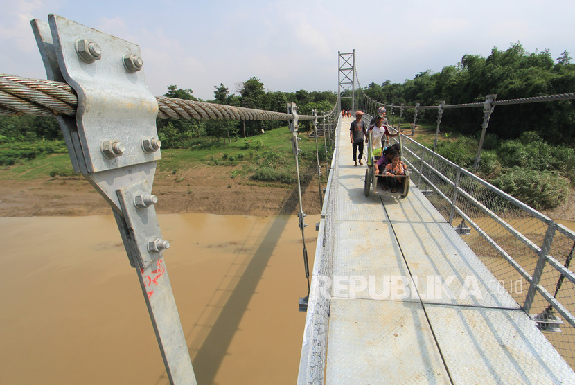 Sebuah jembatan di jalan trans Sulawesi amblas diduga karena berkarat. Ilustrasi.