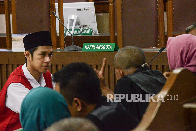 Terdakwa kasus unjukrasa saat aksi pelajar Dede Lutfi Alfiandi (kiri) berdiskusi dengan kuasa hukumnya sebelum mengikuti persidangan di Pengadilan Negeri Jakarta Pusat, Rabu (29/1/2020).