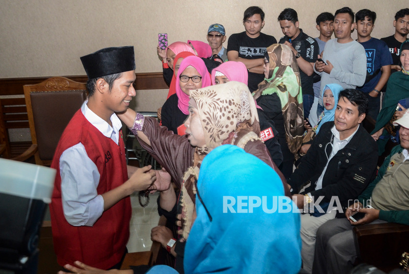Terdakwa kasus unjukrasa saat aksi pelajar Dede Lutfi Alfiandi (kiri) menyapa pendukungnya sebelum mengikuti persidangan di Pengadilan Negeri Jakarta Pusat, Rabu (29/1/2020).