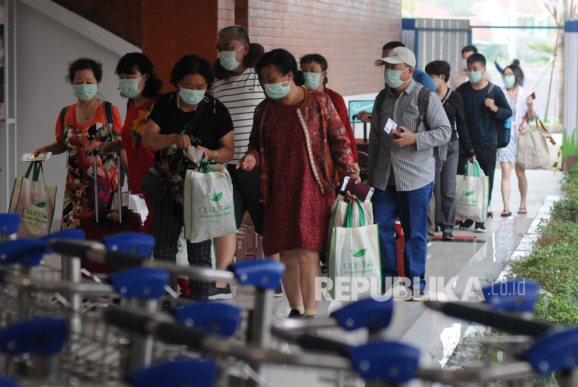 Sejumlah wisatawan dari negara China memasuki area terminal keberangkatan Bandara Adi Soemarmo, Boyolali, Jawa Tengah, Rabu (29/1). Direktur Utama AP I Faik Fahmi mengatakan penurunan penumpang tertinggi terjadi di Bandara Adi Soemarmo Solo selama pandemi virus korona atau Covid-19 terjadi.