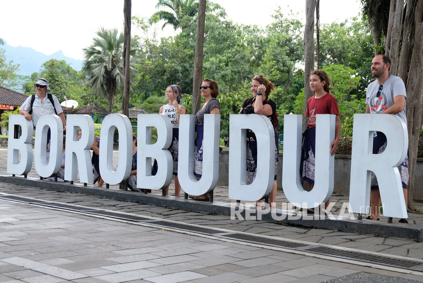 Sejumlah wisatawan mancanegara berada di kawasan Taman Wisata Candi (TWC) Borobudur, Magelang, Jawa Tengah. Setiap hari, ada 2.000 orang wisman datang ke Candi Borobudur.