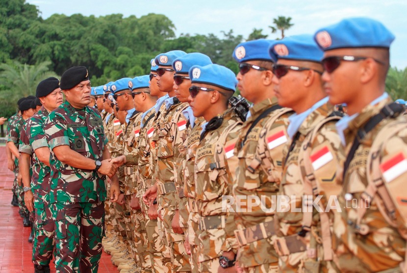 Kepala Staf Umum (Kasum) TNI Letjen TNI Joni Supriyanto (kiri) - ilustrasi