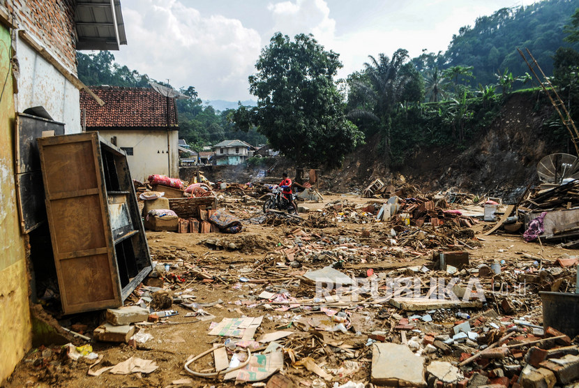 Seorang pengendara motor melintas di sekitar areal terdampak banjir bandang di Kampung Muhara, Lebak, Banten, Rabu (29/1/2020).