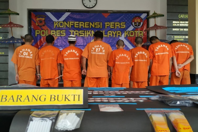 Polisi menunjukan barang bukti dan tersangka kasus narkotika di Polres Tasikmalaya Kota, Kamis (30/1). 