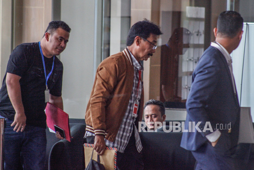 Bupati Solok Selatan Muzni Zakaria (tengah) bersiap menjalani pemeriksaan di Gedung KPK, Jakarta, Kamis (30/01/2020).