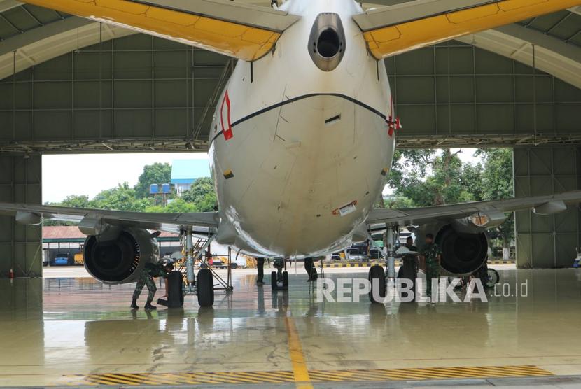 Pesawat jenis Boeing 737 yang akan dipakai untuk mengevakuasi WNI di Wuhan, Cina disiagakan di Skadron Udara 17,  Bandara Lanud Halim Perdana Kusuma, Jakarta, Kamis (30/1).