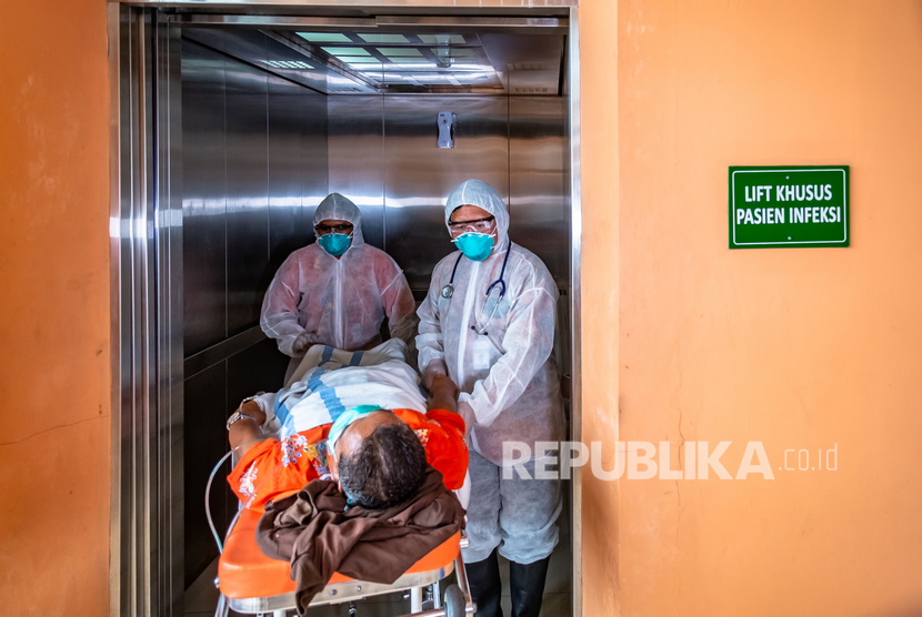 Sejumlah tim medis mengevakuasi seorang pasien menuju Ruang Isolasi Khusus Rumah Sakit Umum Pusat (RSUP) dr Kariadi saat simulasi penanganan wabah virus novel Coronavirus (nCoV) di Semarang, Jawa Tengah, Kamis (30/1/2020).