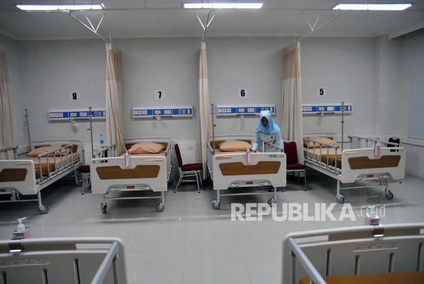 Perawat menata tempat tidur di ruang rawat inap kelas tiga Gedung Perawatan Blok 3 RSUD Kota Bogor, Jawa Barat, Kamis (30/1/2020). 