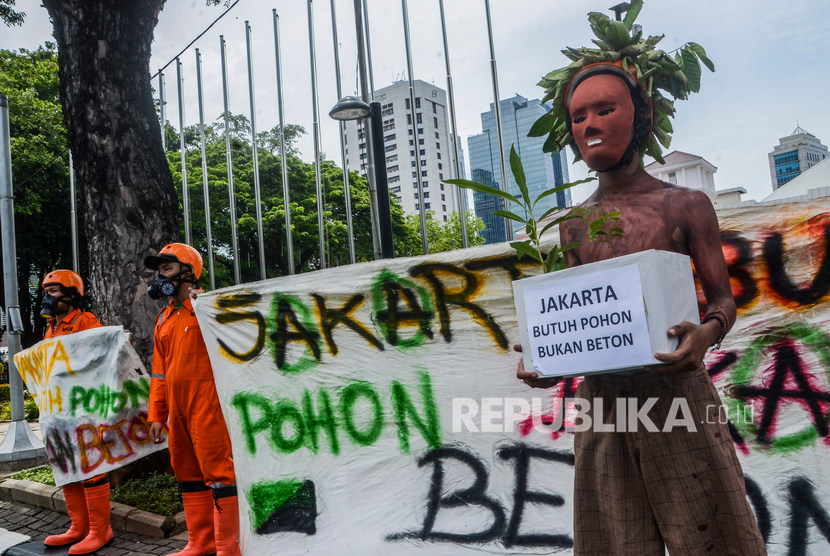 Aktivis Walhi melakukan aksi di depan gedung Balai Kota Jakarta Pusat, Kamis (30/1/2020)