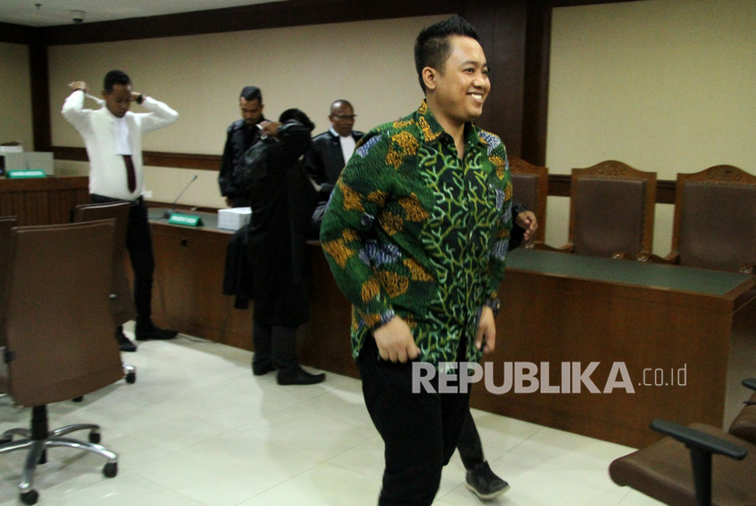 Terdakwa tindak pidana kasus dugaan suap penyaluran pembiayaan dana hibah Kemempora kepada KONI Miftahul Ulum meninggalkan ruang usai menjalani sidang dakwaan di Pengadilan Tipikor, Jakarta, Kamis (30/1/2020)