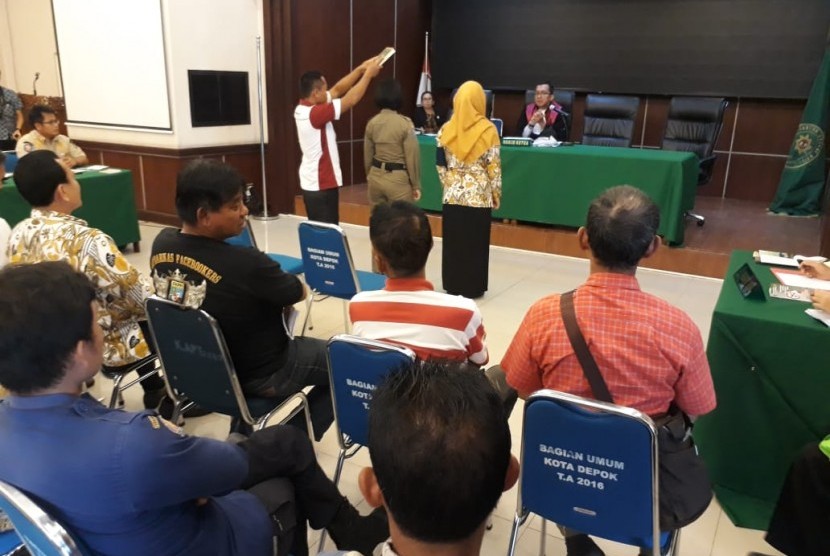 Dinas Kesehatan (Dinkes) Kota Depok dibantu petugas gabungan Satpol PP Kota Depok, Polri dan TNI melakukan razia perokok di Kawasan Tanpa Rokok (KTR) di lingkungan kerja Balai Kota Depok, Kamis (30/1). 