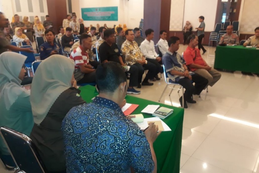 Dinas Kesehatan (Dinkes) Kota Depok dibantu petugas gabungan Satpol PP Kota Depok, Polri dan TNI melakukan razia perokok di Kawasan Tanpa Rokok (KTR) di lingkungan kerja Balai Kota Depok, Kamis (30/1). 