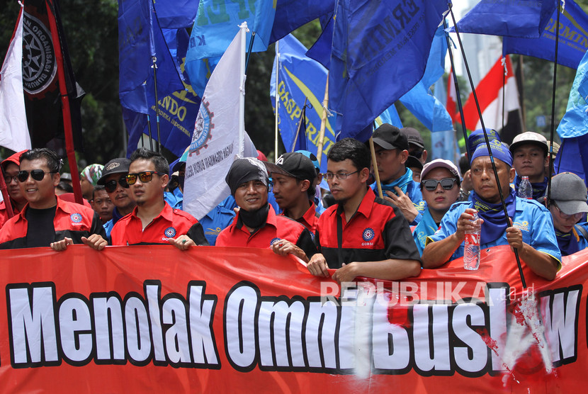 Sejumlah buruh mengikuti aksi unjuk rasa menolak RUU Omnibus Law di depan Istana Merdeka, Jakarta, Kamis (30/1). (ilustrasi)