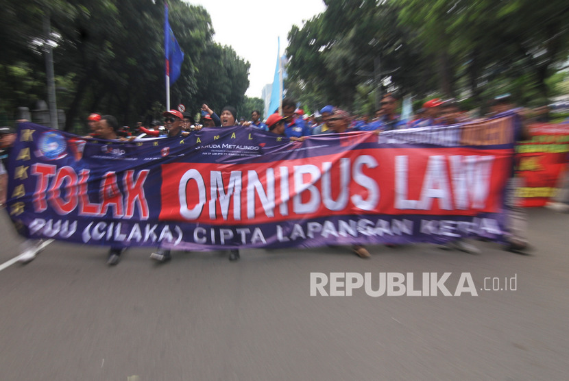 Sejumlah buruh mengikuti aksi unjuk rasa menolak RUU Omnibus Law di Depan Istana Merdeka, Jakarta, Kamis (30/1/2020).