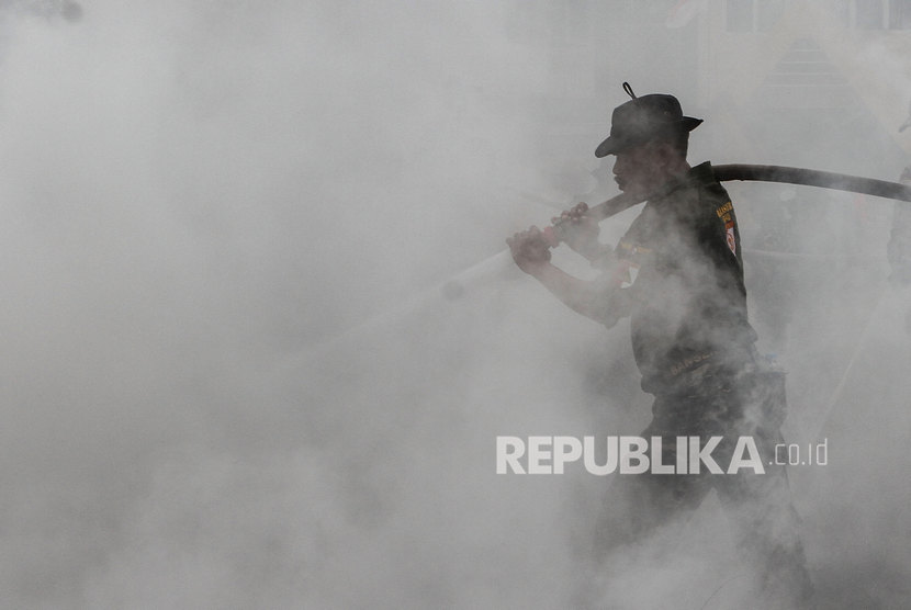 Relawan mencoba memadamkan api ketika simulasi pemadaman kebakaran hutan dan lahan (karhutla) di Pekanbaru, Riau, Kamis (30/1/2020).