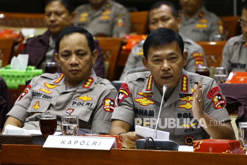 Kapolri Jenderal Pol Idham Azis (kanan) didampingi Wakapolri Komjen Pol Gatot Eddy Pramono (kiri) memberikan paparan saat mengikuti rapat kerja dengan Komisi III DPR RI. 