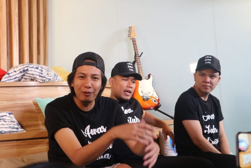 Personel band Armada, (ki-ka) Mai (gitar), Rizal (vokal), dan Andit (drum).  Armada Band akan tampil di Moncer Serius 2020 di Magelang, Sabtu.