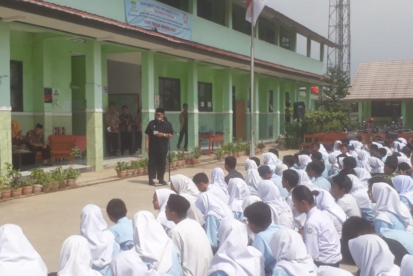 Wali Kota Bandung, Oded M Danial memantau perkembangan pemeliharaan anak ayam di SMPN 54 Bandung. Pemeliharaan anak ayam diklaim berkontribusi terhadap penurunan penggunaan gadget, Jumat (31/1).