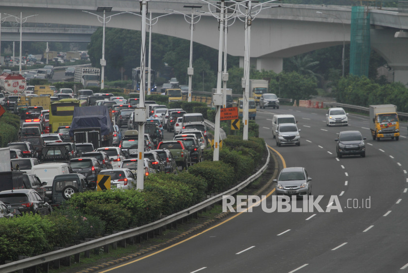 Sejumlah kendaraan melintas di Jalan Tol Dalam Kota, Jakarta. 