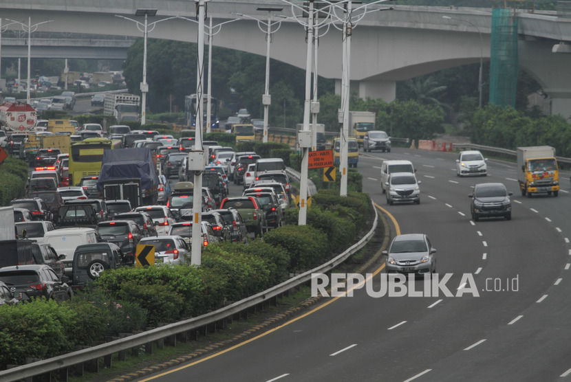 Jalan Tol. Jasa Marga bertanggung jawab atas pecahnya ban kendaraan yang melintas di jalan tol rusak di Km. 25+200 B Jalan Tol Prof. DR. Ir. Soedijatmo.