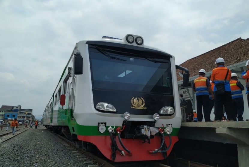 PT KAI melakukan peninjauan ke Stasiun Garut, Jumat (31/1). Peninjauan menggunakan kereta inspeksi itu langsung dipimpin oleh Dirut PT KAI Edi Sukmoro. 