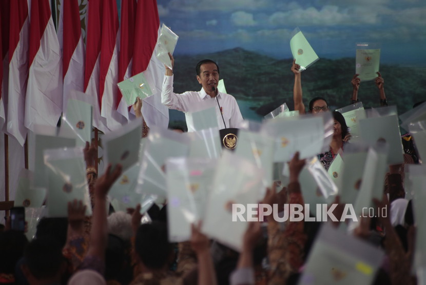 Presiden Joko Widodo memperlihatkan sertifikat ketika memberikan sambutan saat penyerahan sertifikat tanah untuk rakyat di Pengasih, Kulonprogo, DI Yogyakarta, Jumat (30/1/2020). 