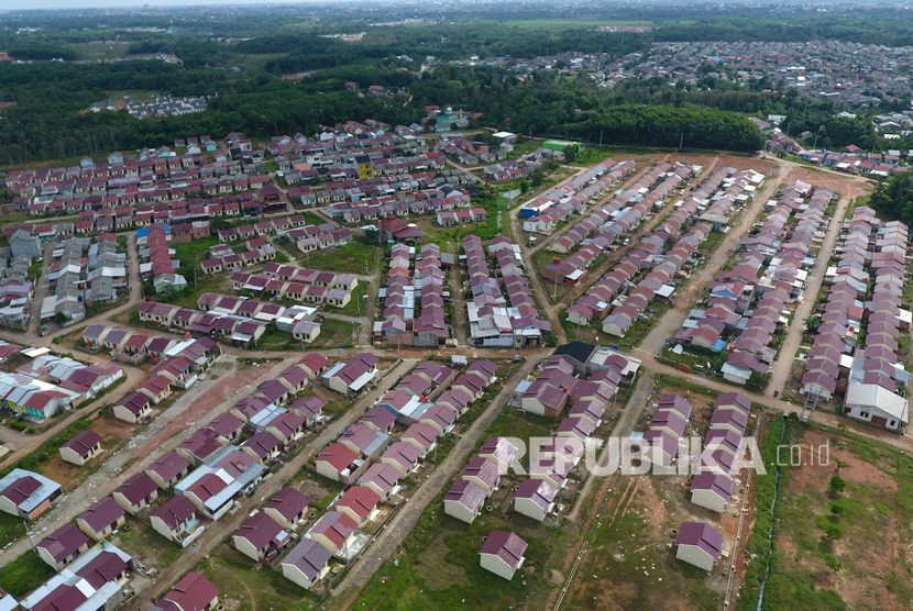 Foto aerial kompleks perumahan bersubsidi di Palembang, Sumatera Selatan, Jumat (31/1/2020). Sampai saat ini lebih dari Rp 195 triliun KPR yang dimiliki BTN, sekitar Rp 111 triliun bersubsidi dan sisanya nonsubsisi. 