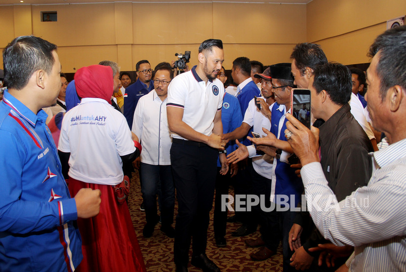 Wakil Ketua Umum (Waketum) Partai Demokrat, Agus Harimurti Yudhoyono (AHY) bersalaman ke warga saat menghadiri Deklarasi dan Pengukuhan Bintang Muda Indonesia (BMI) di Mamuju. Sulawesi Barat, Jumat (31/1/2020).