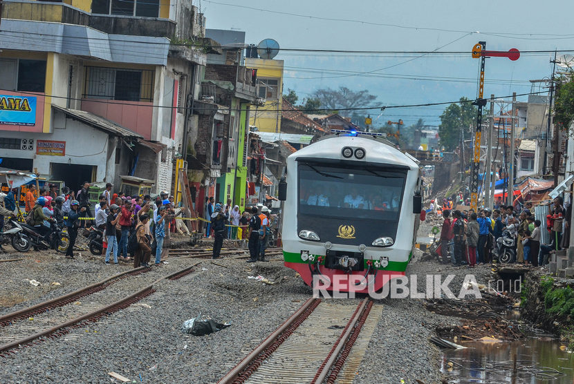 Kereta inspeksi tiba di Stasiun Garut pada uji coba reaktivatasi jalur Stasiun Cibatu-Garut di Desa Pakuwon, Kabupaten Garut, Jawa Barat. Kini, hasil produksi Kabupaten Garut bisa diangkut dengan kereta barang.