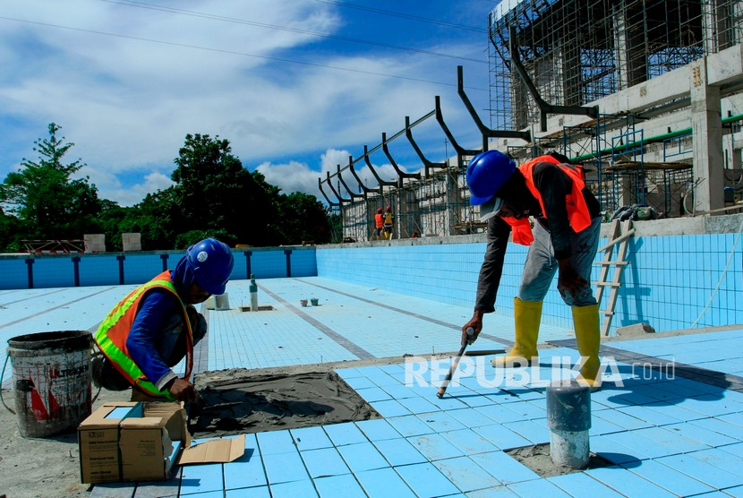 Pekerja menyelesaikan pembangunan venue Aquatic PON XX Papua di Kampung Harapan, Sentani, Jayapura, Papua, Kamis (30/1/2020). TVRI dipastikan akan memegang hak siar untuk PON Papua.