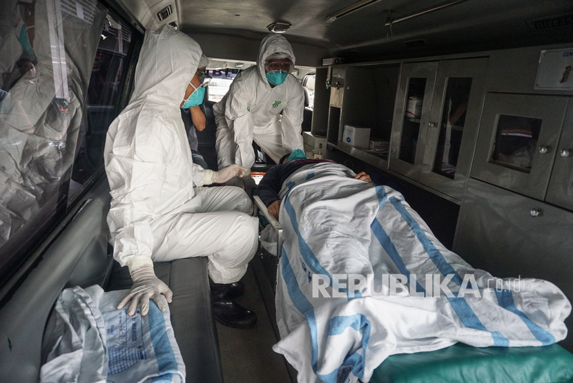 Tim medis melakukan pemeriksaan terhadap seorang pasien pada kegiatan simulasi penanganan virus Corona di RSUD Dr. Moewardi, Solo, Jawa Tengah, Jumat (31/1). (ilustrasi)