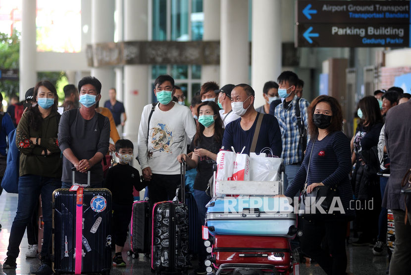 Sejumlah penumpang pesawat mengenakan masker di area Terminal Kedatangan Internasional Bandara Internasional I Gusti Ngurah Rai, Bali, Jumat (31/1). (ilustrasi)