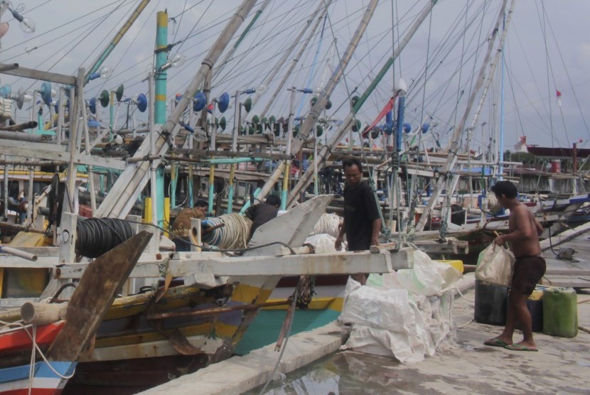 Volume ekspor olahan hasil perikanan di Kabupaten Belitung, Provinsi Kepulauan Bangka Belitung, mencapai 2.065 ton. Foto nelayan membersihkan perlengkapan perahu di Pelabuhan Perikanan, (ilustrasi).