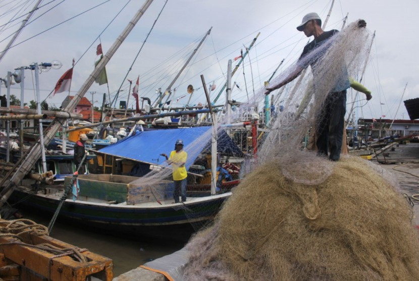 Nelayan merapikan jaring di Pelabuhan Perikanan Nusantara (PPN) Karangantu, Serang, Banten, Jumat (31/1/2020).