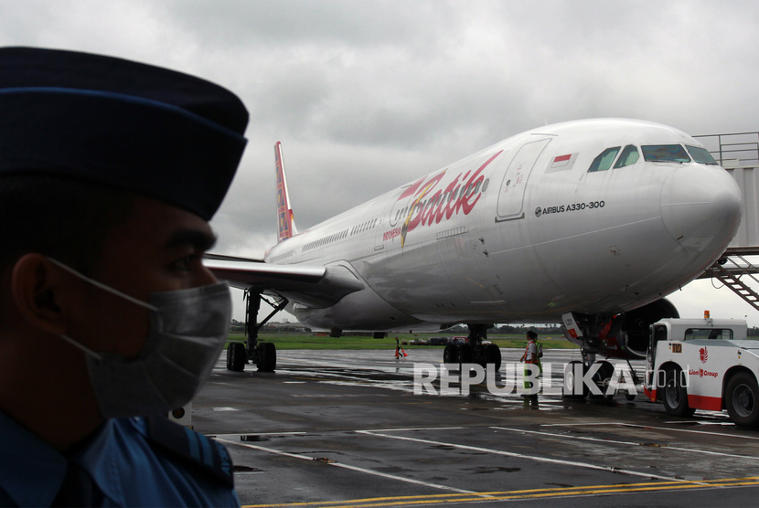 Pesawat Batik Air A-330 ID 8618 yang menjemput Warga Negara Indonesia (WNI) di Wuhan, China. Kemenhub memastikan, pilot yang meninggal terinfeksi corona tidak terbang ke Wuhan.